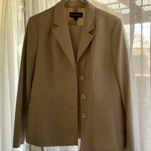 Woman’s pant and suit set by Evan Picone